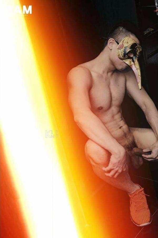 BE-A-MODEL-1-創刊號-X-ISSUE-面具男的情慾世界